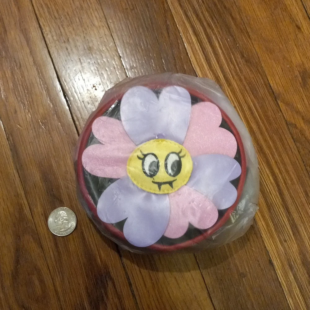 Springtime SNEAKY DAISY CHANGE PURSE - Picture 5 of 7